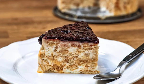 Πασχαλικό επιδόρπιο: Μπισκοτογλυκό ψυγείου με γιαούρτι και μαρμελάδα