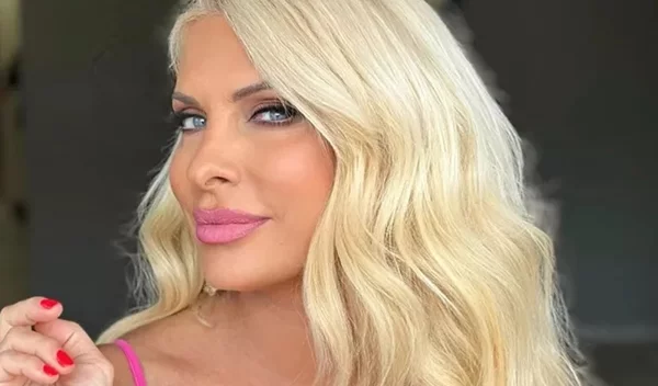 Red wine nails: Οι διάσημες Ελληνίδες που έχουν ήδη υιοθετήσει το πιο hot manicure της σεζόν