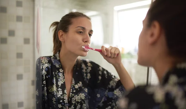 Πόσες φορές την ημέρα βουρτσίζεις τα δόντια σου; Μήπως το παρακάνεις;