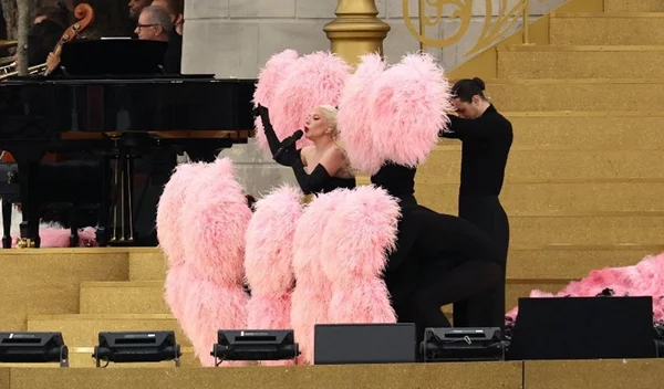 Ολυμπιακοί Αγώνες 2024 | Η Lady Gaga σε μία κινηματογραφική εμφάνιση στις όχθες του Σηκουάνα
