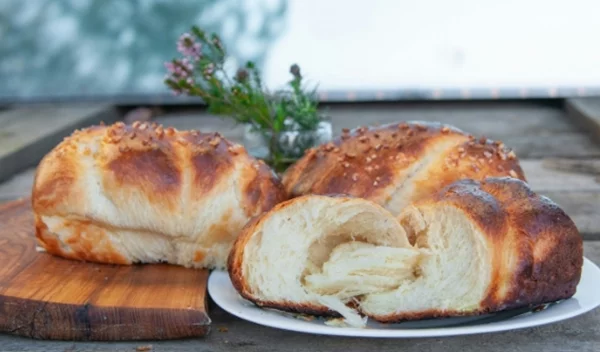 Αφράτα τσουρεκάκια χωρίς μίξερ & χωρίς ζάχαρη – Η φανταστικά εύκολη συνταγή