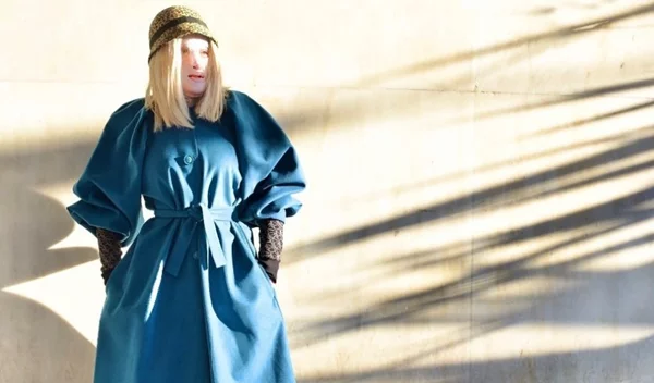 Η Ιωάννα Παλιοσπύρου πετά τη μάσκα της και αποκαλύπτει το πρόσωπό της