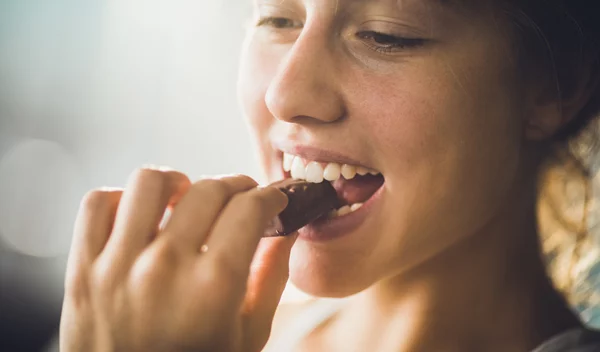 Τρία σοκολατένια σνακ γεμάτα θρεπτικά συστατικά