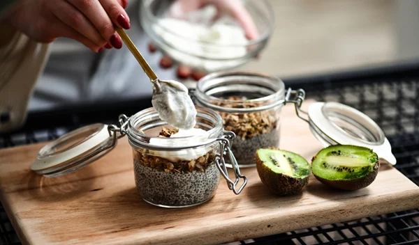 Πρωτεΐνη χωρίς μαγείρεμα: Οι καλύτερες επιλογές για σνακ και γεύματα από την Κλειώ Δημητριάδου