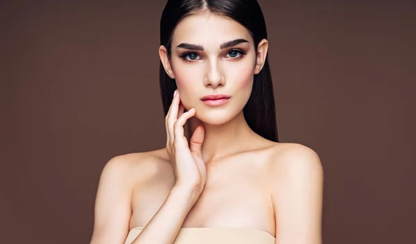 5 λεπτόρρευστα αντηλιακά προσώπου για υψηλή προστασία στην πόλη τις πρώτες μέρες της άνοιξης