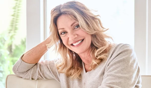 Μετά τα 50: 5 λάθη μακιγιάζ που κάνουν τα μάτια σας να δείχνουν κουρασμένα