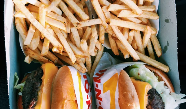 Πόσο επιβαρύνει την υγεία σου μία μερίδα από πολύ επεξεργασμένα τρόφιμα;