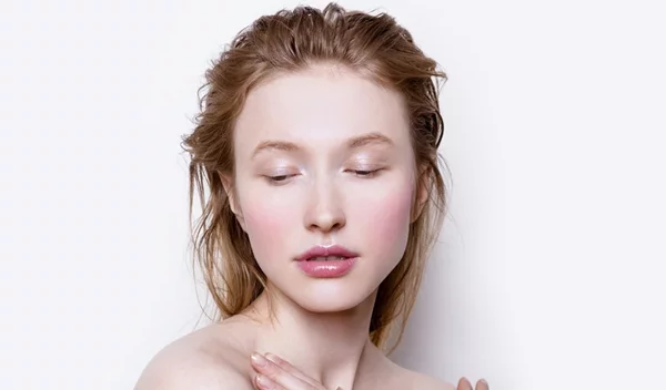 Jelly Donut Blush: H viral τάση μακιγιάζ για εκπληκτική λάμψη στα ζυγωματικά