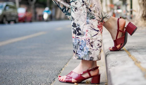 Τα χρώματα νυχιών που θα απογειώσουν τα σανδάλια, τα πέδιλα και τα mules σου φέτος