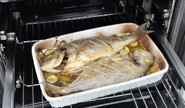 Μαγείρεψες ψάρια; O πιο εύκολος και γρήγορος τρόπος να μη μυρίζει το σπίτι