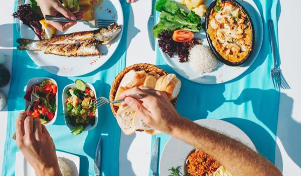 Μακροζωία | Τι τρώει ο άνθρωπος που ερευνά τις Μπλε Ζώνες;