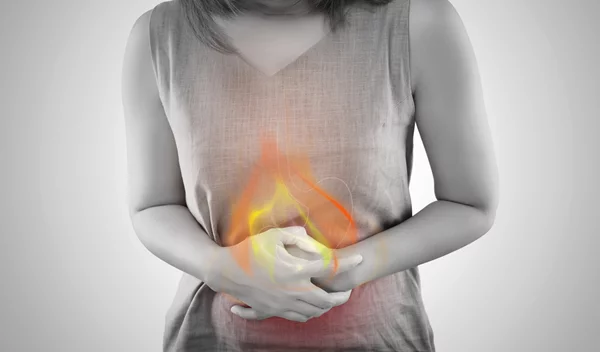 Καούρα και τη δυσπεψία | 6 τρόποι να τα αποφύγεις, σύμφωνα με γαστρεντερολόγο