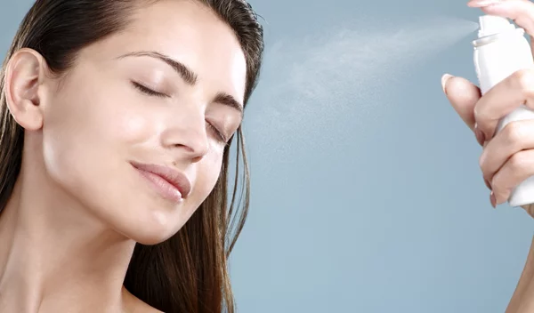 Το ενυδατικό (και πολύ δροσιστικό) water mist που χρειάζεσαι οπωσδήποτε στις διακοπές σου - και όχι μόνο