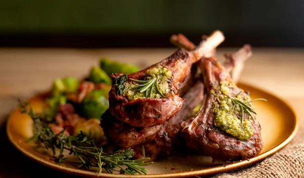 Πώς θα διαλέξεις το σωστό κομμάτι από αρνί ή κατσίκι και πώς θα τα μαγειρέψεις