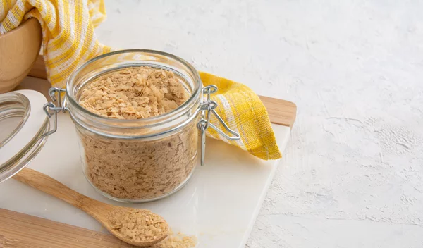 Πώς να φάω τη διατροφική μαγιά; 5 τρόποι να χρησιμοποιήσεις το "τυρί" των vegan