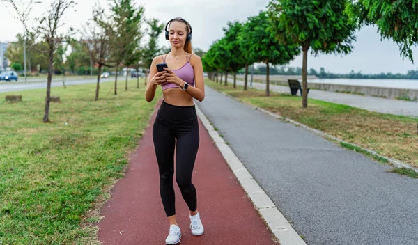6 λόγοι που το περπάτημα κάνει καλό μετά το φαγητό
