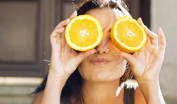 Kρέμες με Βιταμίνη C: Ποια ώρα της ημέρας είναι καλύτερο να τις εφαρμόζεις;