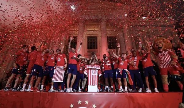 Κέρδισε η ομάδα σου; 5 λόγοι που η νίκη βελτιώνει την υγεία σου