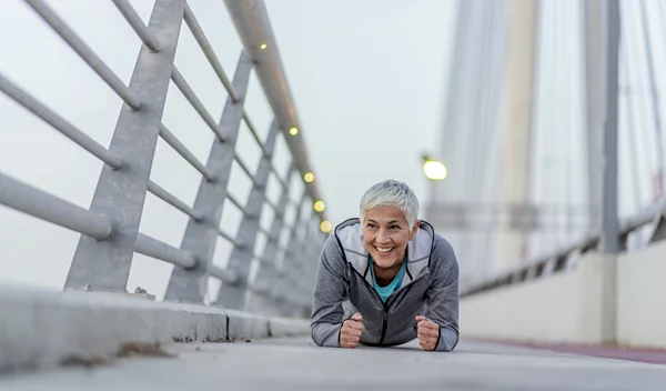 Μετά τα 50: Κάψε το επίμονο λίπος με 3 ασκήσεις
