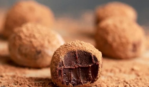 Πανεύκολα, vegan τρουφάκια με τρία υλικά: Υγιεινές, πεντανόστιμες μπουκίτσες με 40 θερμίδες