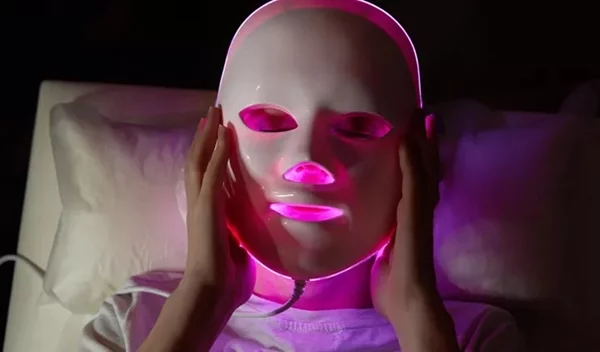 4 πολύ καλοί λόγοι για να επενδύσεις σε μια μάσκα LED για το πρόσωπό σου