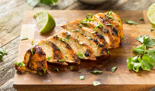 Όλοι το κάνουν, αλλά μπορεί να είναι επικίνδυνο – Το συχνό λάθος στο μαγείρεμα του κοτόπουλου