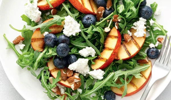 Πράσινη σαλάτα με ροδάκινο και διατροφική μαγιά