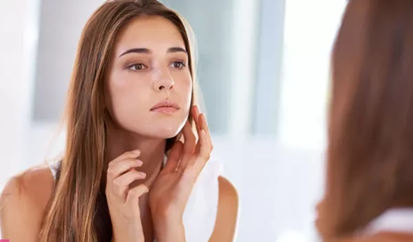 Πώς θα εντάξεις το σαλικυλικό οξύ στην skincare ρουτίνα σου ώστε να απαλλαγείς από τα ενοχλητικά σπυράκια