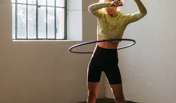 Kαιρός να ξεκινήσεις χούλα χουπ - Τα οφέλη του θα σε εκπλήξουν