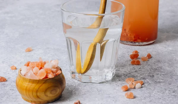 Solé water: Το αλάτι στο νερό όντως ενυδατώνει; Πότε είναι επικίνδυνο