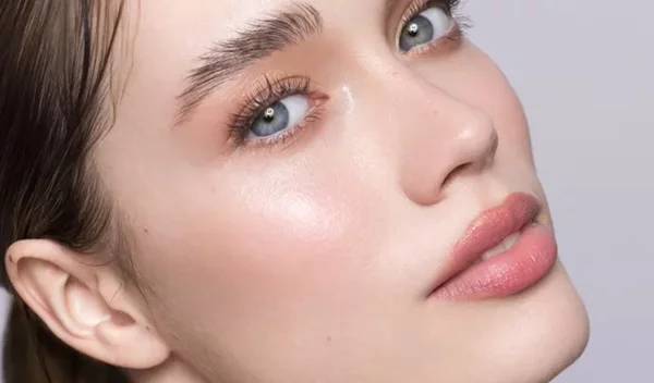 Ξηρή επιδερμίδα: 4 αιτίες και πώς θα ενυδατώσεις σωστά το δέρμα σου