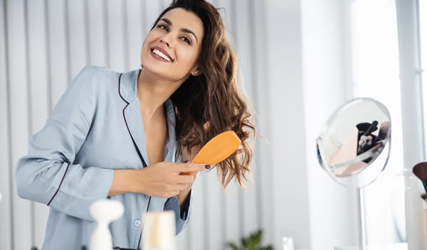 Μήπως τα μαλλιά σου φριζάρουν υπερβολικά; Δες πώς να τα περιποιηθείς σωστά