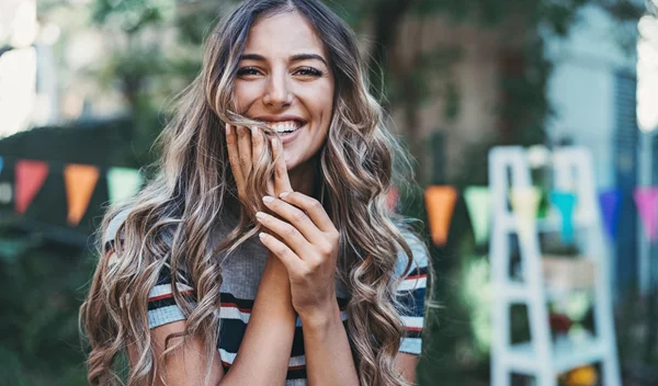 "Μη λούζεστε με σαμπουάν και κοντίσιονερ": Η νέα τάση στο TikTok προβληματίζει - τι λένε οι ειδικοί