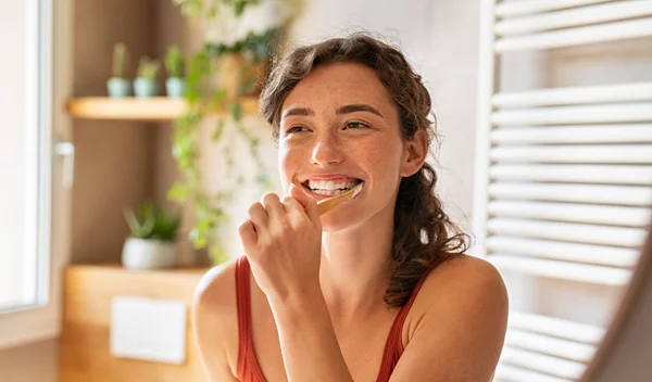 3 συνήθειες που οδηγούν σε κίτρινα δόντια και... στον οδοντίατρο