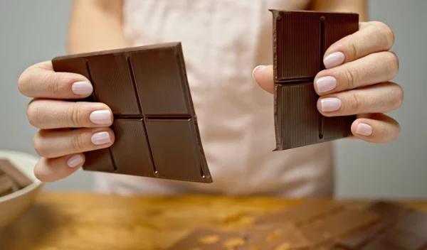 Σοκολάτα υγείας vs γάλακτος: Τα οφέλη, ποια να προτιμήσουμε και πόσο συχνά μπορούμε να τρώμε