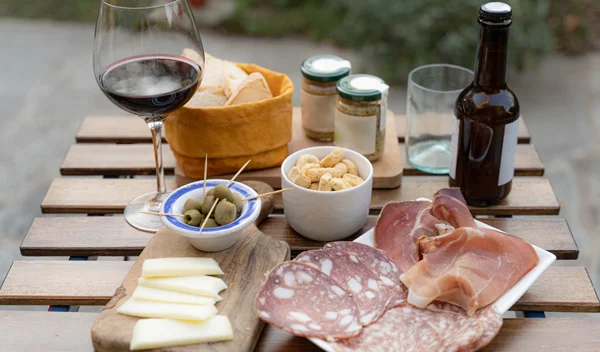 Aperitivo time: Πώς να απολαμβάνεις ποτό και σνακ χωρίς να χαλάς τη διατροφή σου