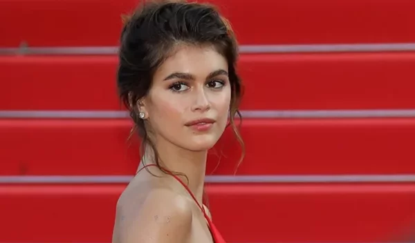 Το genius hack της Kaia Gerber για sunkissed λάμψη στο πρόσωπο (χωρίς έκθεση στον ήλιο)
