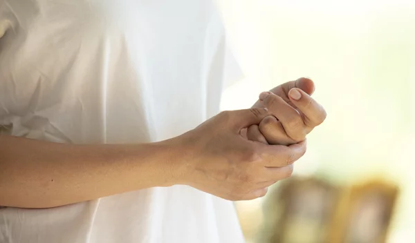 Είναι επικίνδυνο να κάνουμε κρακ στα δάχτυλά μας;