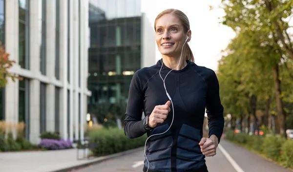 Μετά τα 40 το περπάτημα δεν αρκεί: Η άσκηση που βοηθά να παραμείνετε σε φόρμα, σύμφωνα με καρδιολόγο