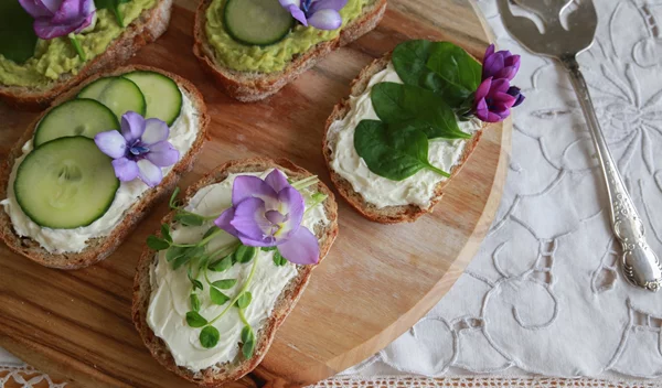 It's a vibe! H νέα σικ τάση που θα απογειώσει τη διατροφή σου είναι τα βρώσιμα λουλούδια