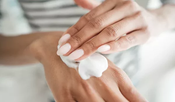 Οι σούπερ ενυδατικές κρέμες χεριών που δεν πρέπει να λείπουν απ' την τσάντα σου φέτος