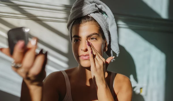 Φυσική λάμψη: 5 εύκολοι τρόποι για να δείχνεις φρέσκια χωρίς μακιγιάζ