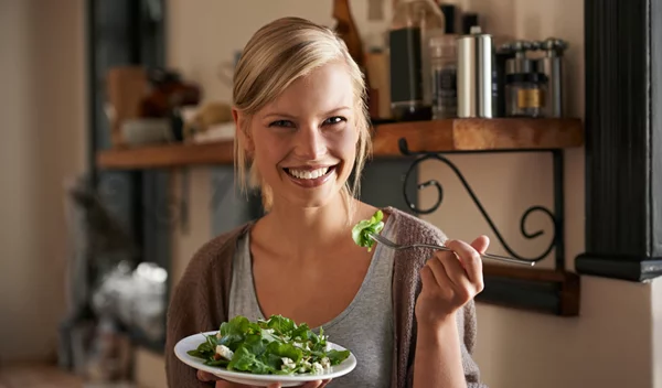 Οι διατροφικές συνήθειες που θα σε κάνουν να δείχνεις λαμπερή και νεότερη