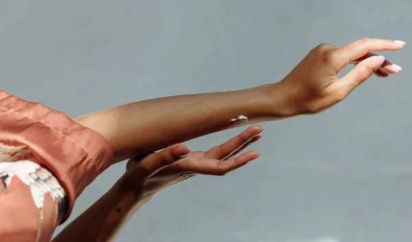 Καφέ κηλίδες στα χέρια: Οι 3 πιο αποτελεσματικοί τρόποι να τις μειώσεις