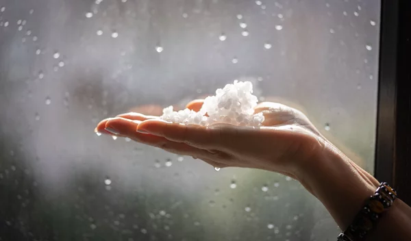 Χαλάζι: Πώς να μείνεις ασφαλής πριν, κατά τη διάρκεια και μετά