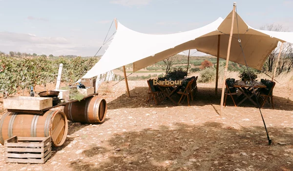 Η Barbour παρουσίασε τη νέα συλλογή Φθινόπωρο/Χειμώνας 2025 στους αμπελώνες των Estates Costa Lazaridi