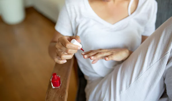 Βερνίκι νυχιών στα ρούχα/έπιπλα/χαλί; Πώς θα το αφαιρέσεις εύκολα