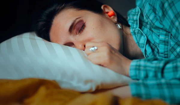 Σκουλαρίκια στον ύπνο; Γιατί πρέπει να τα βγάζεις πριν κοιμηθείς - Τι λένε οι δερματολόγοι