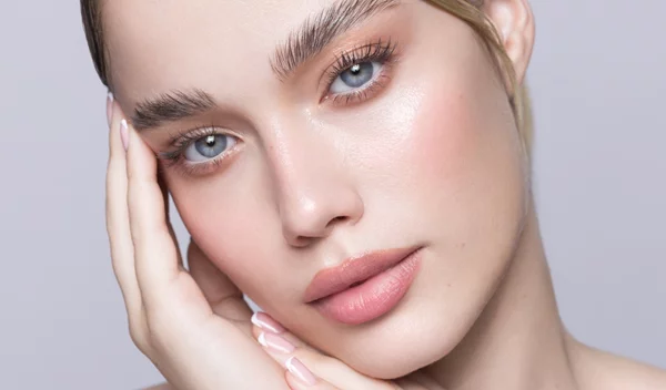 5 σέρουμ προσώπου που επιβραδύνουν τη γήρανση