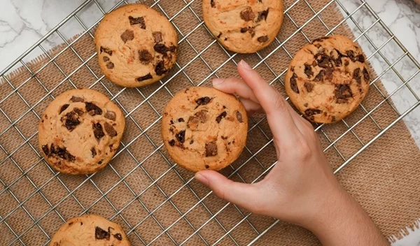 5+1 απολαυστικές κρέμες σώματος για να μυρίζεις σαν φρεσκοψημένο μπισκοτάκι